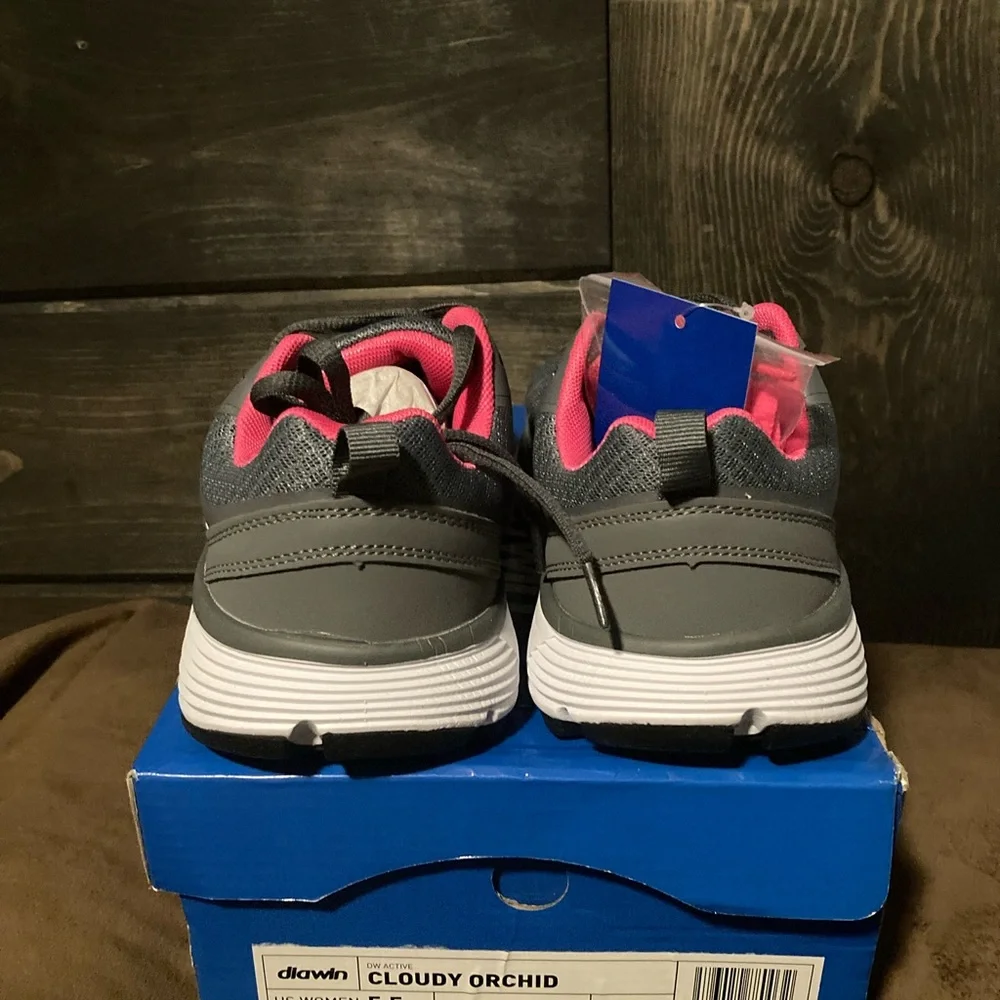 Diawin bend, cloudy orchid, new in box, size 5.5 extra wide, diabetic sneakers